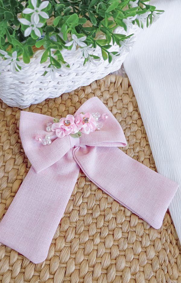 Laço Perolado de Cabelo em Linho Bordado com Pérolas – Elegância e Sofisticação