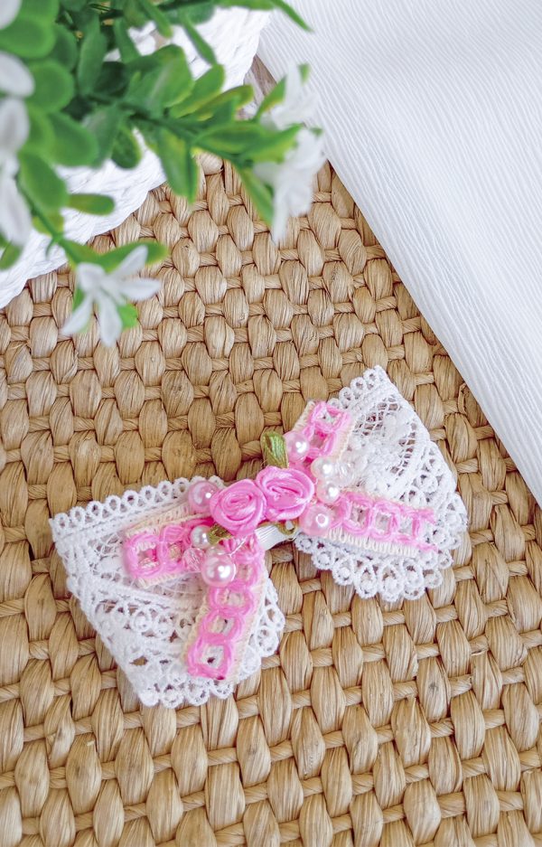 Laço de Cabelo em Renda Bordado com Pérolas