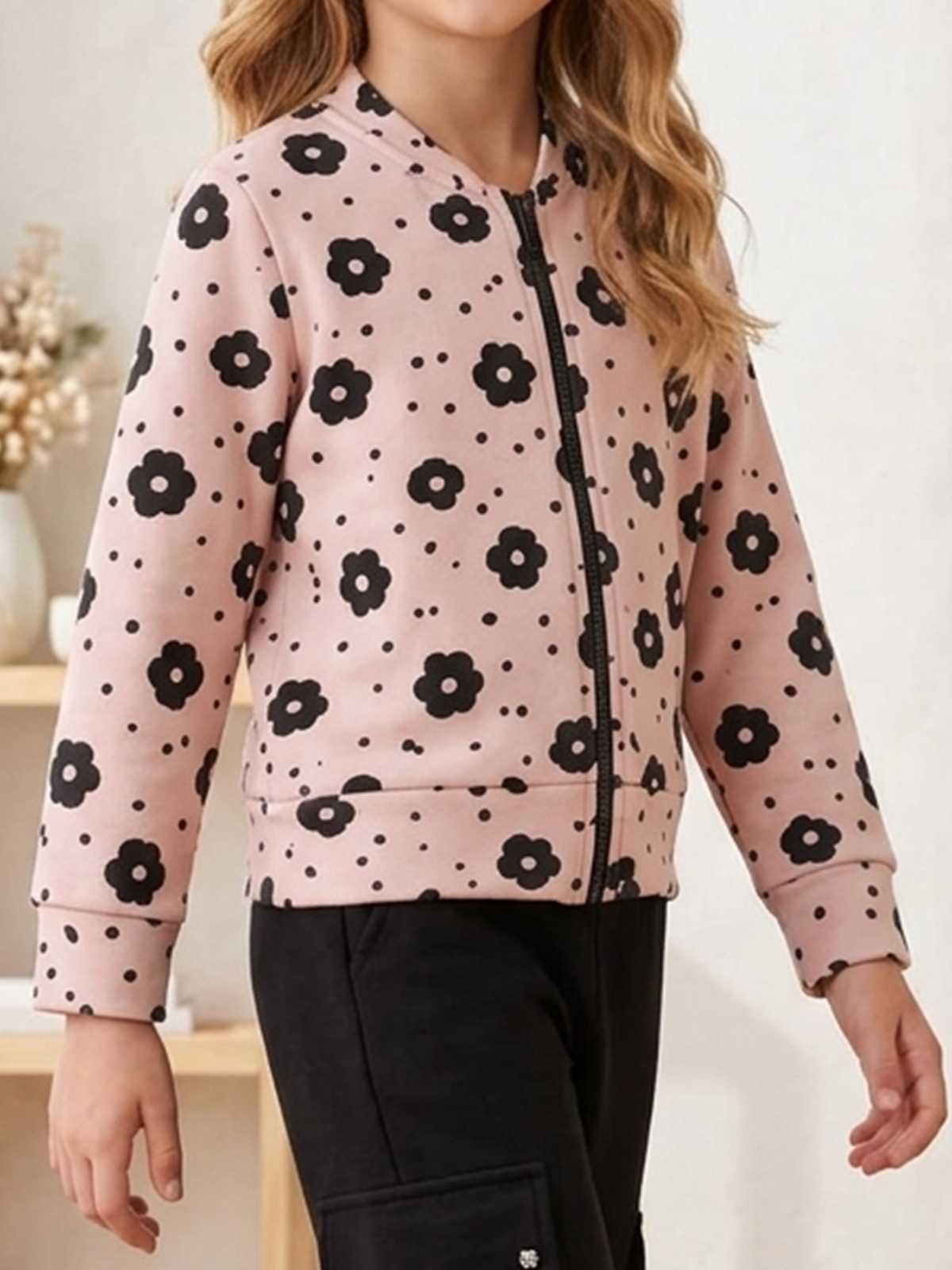 Conjunto Infantil Feminino Jaqueta Floral Rosa + Calça Cargo Preta - Imagem 3